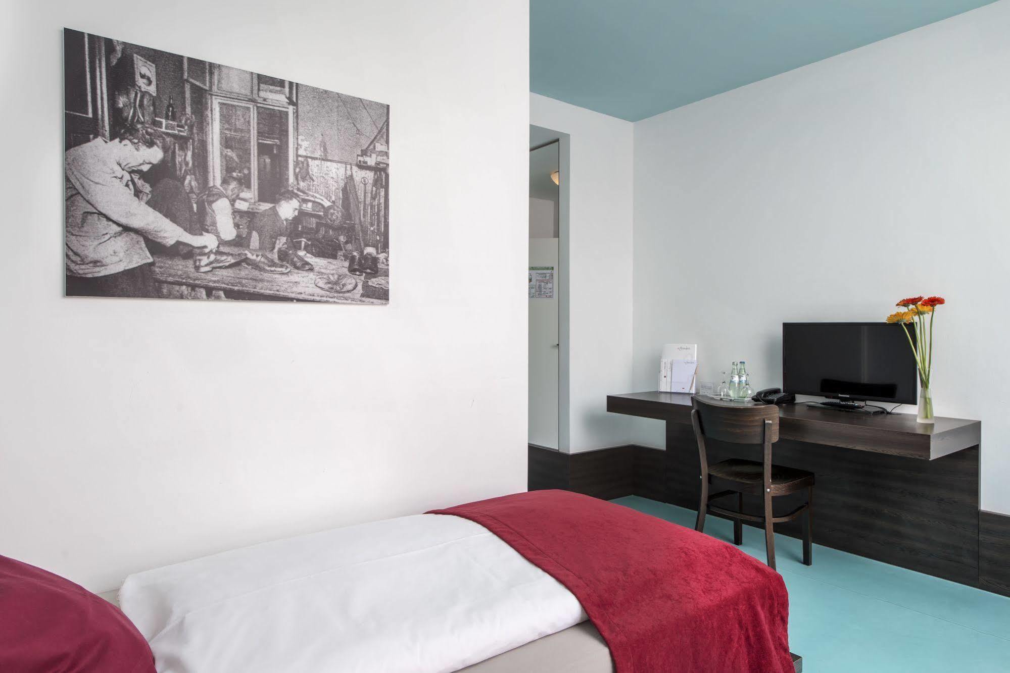 Hotel Grenzfall Berlin Bagian luar foto